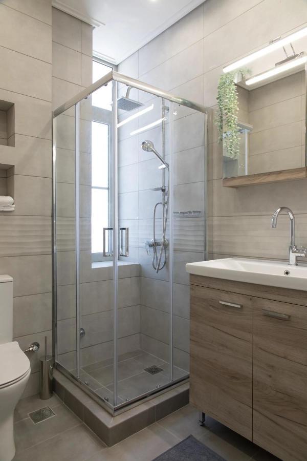 Zoe's - Modern By The Port &