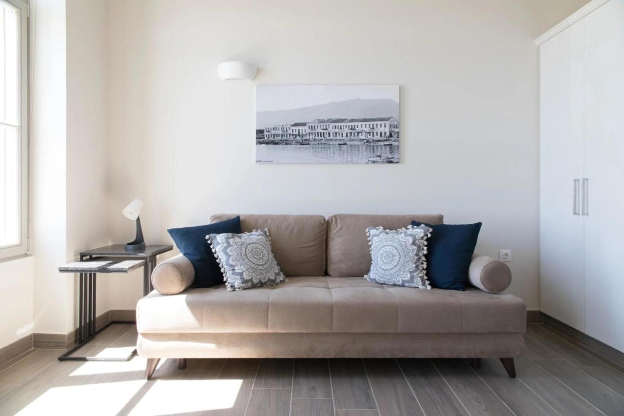 Zoe's - Modern By The Port & * Karystos (Evia)