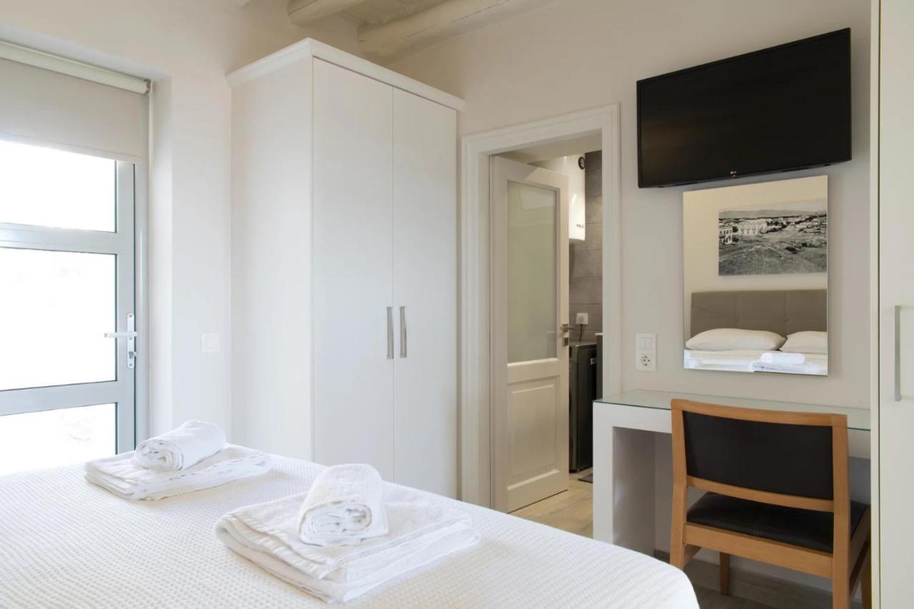 Zoe's - Modern By The Port &