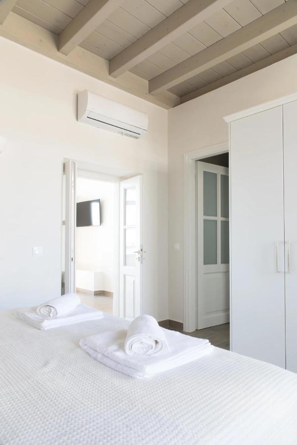 Zoe's - Modern By The Port & Apartment Karystos (Evia)