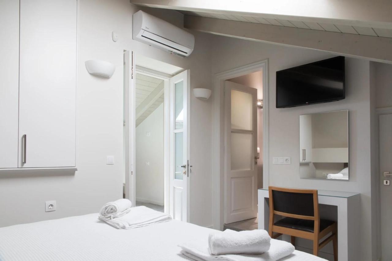 Zoe's - Modern By The Port & Appartement Karystos (Evia)