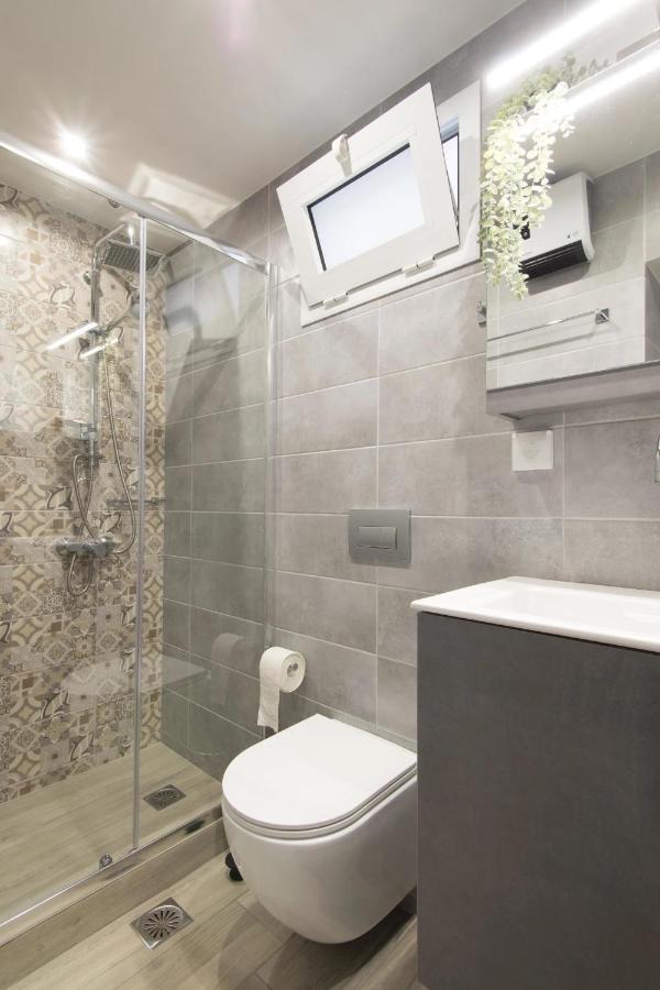 Zoe's - Modern By The Port & Apartment Karystos (Evia)