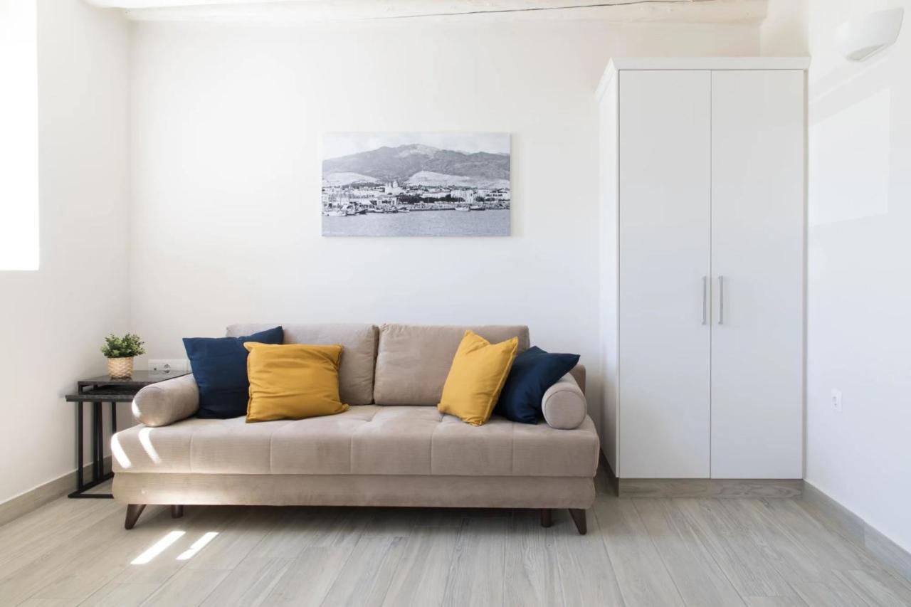 Zoe's - Modern By The Port &
