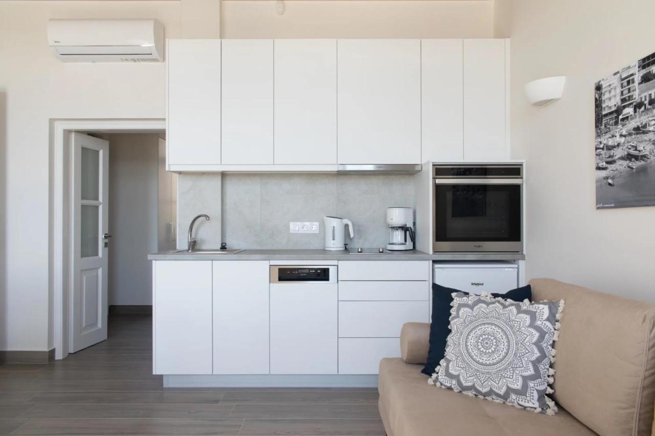 Zoe's - Modern By The Port & Appartement Karystos (Evia)