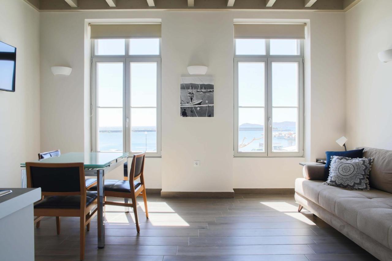Zoe's - Modern By The Port &